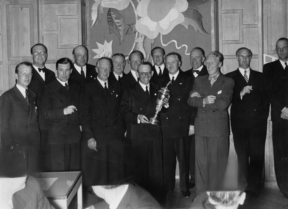 "Esperanzapokalen överlämnas till Aeolus Yacht Club, vinnare år 1942 med Blåvinge rm Arvid Schulz av Aeolusordföranden Axel Karlander juli 1942 Trädgårdsfören. rest Göteborg"