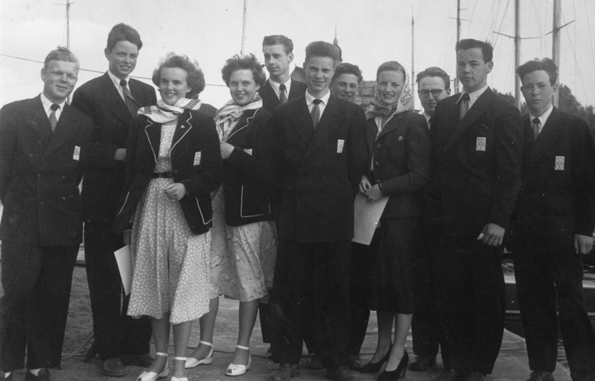 Från Interskandinaviska juniorregattan vid Kajholmen i juli 1950. KSSS juniorer fr v P. O. Sikström, Claes Öhman, Unn Svalander, Barbro "Babs" Svalander, Anders Pyk, Nils Hedberg, Johan af Petersens, Yvonne de Champs, Per Kjellgren, Jan Brundin och Sten Hecker.