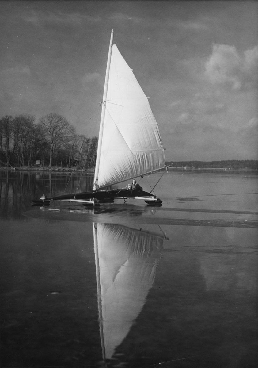 Oscar Plyms XV-jakt O. P. med fyra medar. Fotografiet återgivet beskuret i Till Rors årg. IV (1938) nr 2 s 6.