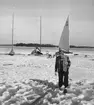 Jakten t h med segelnummer XV-S10 identifierad som Sten Scholanders ESS II utifrån fotografi i Till Rors årg. IX (1943) nr 2 s 66. I Till Rors årg. V (1939) nr 2 s 11  framkommer att ESS II var nybyggd 1939, tidsangivelsen 