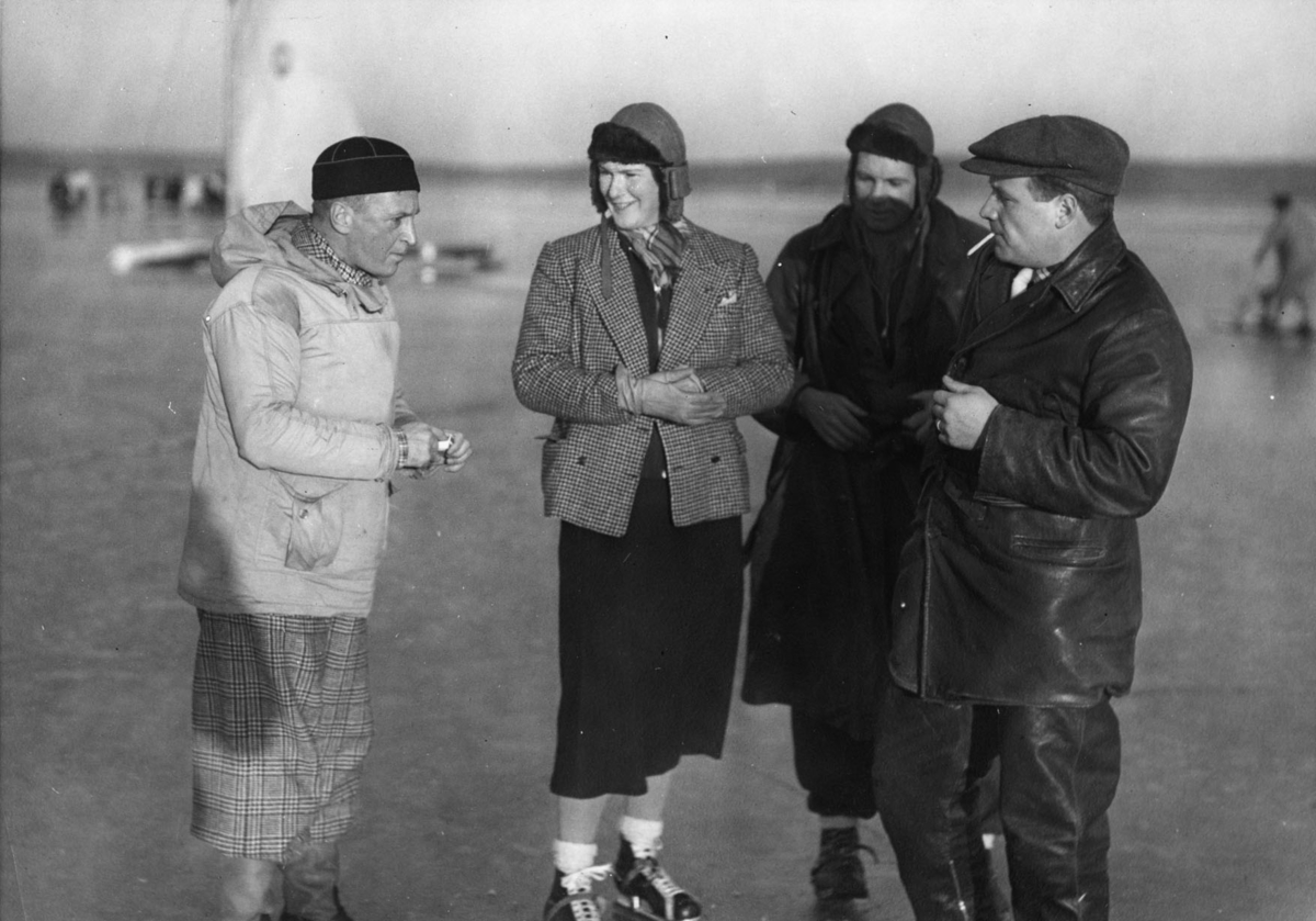 Sven Salén, ordförande i Stockholms Isjaktklubb 1931-1952, och maka Dagmar ("Dulli") t v jämte två oidentifierade herrar bevistar isjaktssegling i februari 1938.