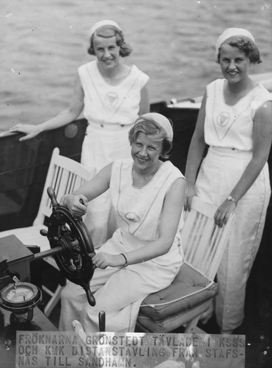 Från KSSS och KMK:s dagdistanstävling för motorbåtar Stavsnäs-Sandhamn 9 juli 1932: fröknarna Grönstedt i Karl Grönstedts motorjakt INGMAR.