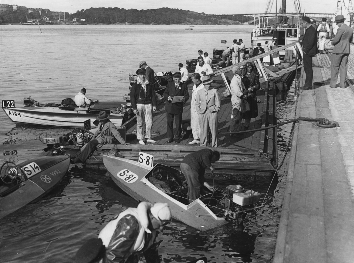 "Mälaren runt. Samling vid Stadshuset Ing. Rosborg i mitten på bryggan längst fram."