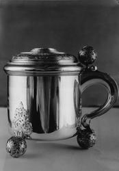 "Dryckeskanna överlämnad till Professor Karl Ljungberg på ha