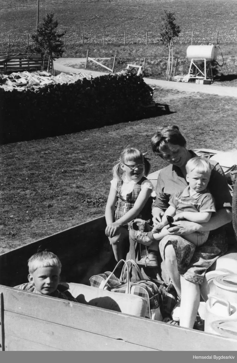 Buferdlasset er klårt på garden Halbjørhus i Hemsedal.
Fremst sit Jon og bak frå venstre: Kari, Aslaug med Nils på fanget.