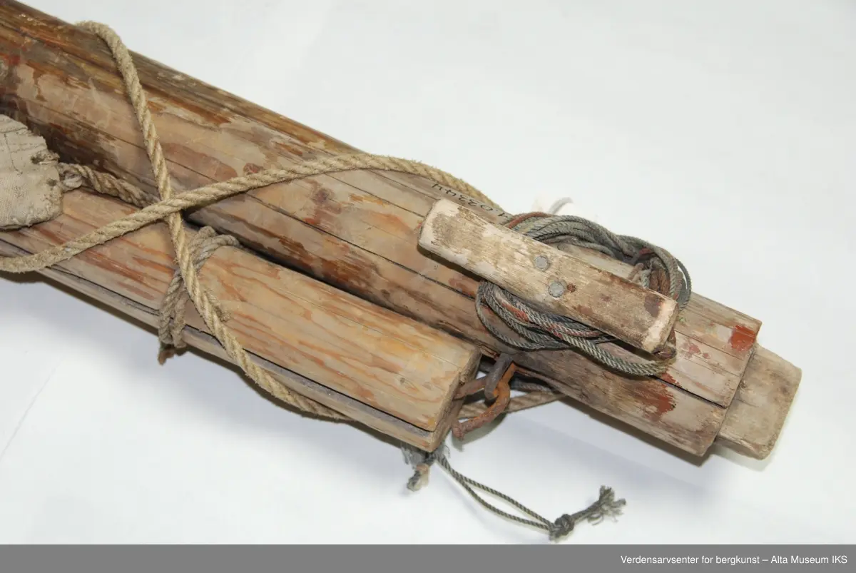 Form: Mast med fire stag, to kryssholt, seil uregelmessig firkant. Mast med gaffel, bom og storseil.