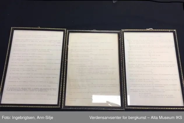 Tre rektangulære gullfarget rammer med glass. Innrammet finner man husregler og arbeidsregler for pleiepersonalet ved Jansnes Pleiehjem - skrevet med skrivemaskin. Midt på rammens overside er det skrudd fast et rundt oppheng.