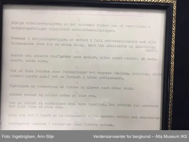 Tre rektangulære gullfarget rammer med glass. Innrammet finner man husregler og arbeidsregler for pleiepersonalet ved Jansnes Pleiehjem - skrevet med skrivemaskin. Midt på rammens overside er det skrudd fast et rundt oppheng.