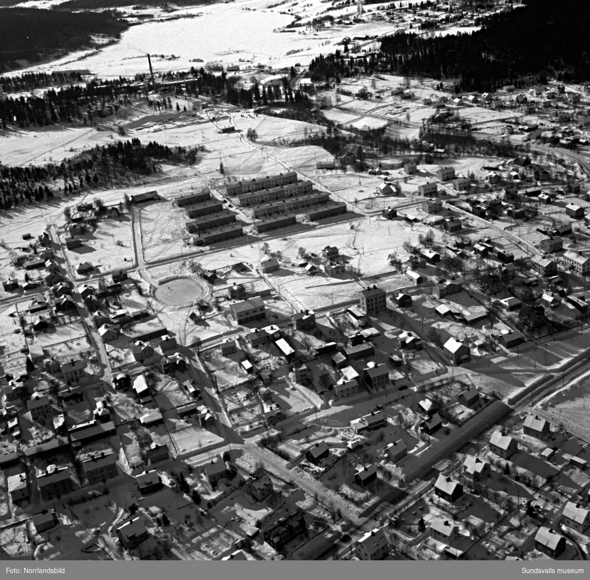 Flygfoto över Södermalm och Fagerdal, mot Sidsjön, med radhuslängorna vid Rörgatan och Ringvägen.