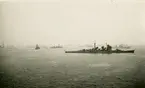 Bilder är tagen i Spithead utanför Portsmouth i England. Flottbesöket är av anledning köningen av Kung Georg VI maj 1937. Fartyget på bilden är den japanske kryssaren Ashigara. Bakom syns den Holländska kryssaren Hr.Ms.Java. Fotografen står troligen ombord på HMS Drottning Victoria