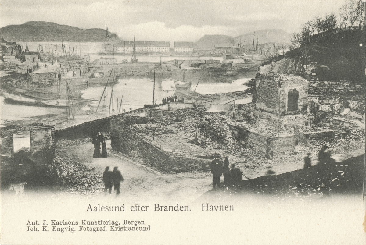 Prospektkort av Brosundet og havnen i Ålesund by etter brannen i 1904.