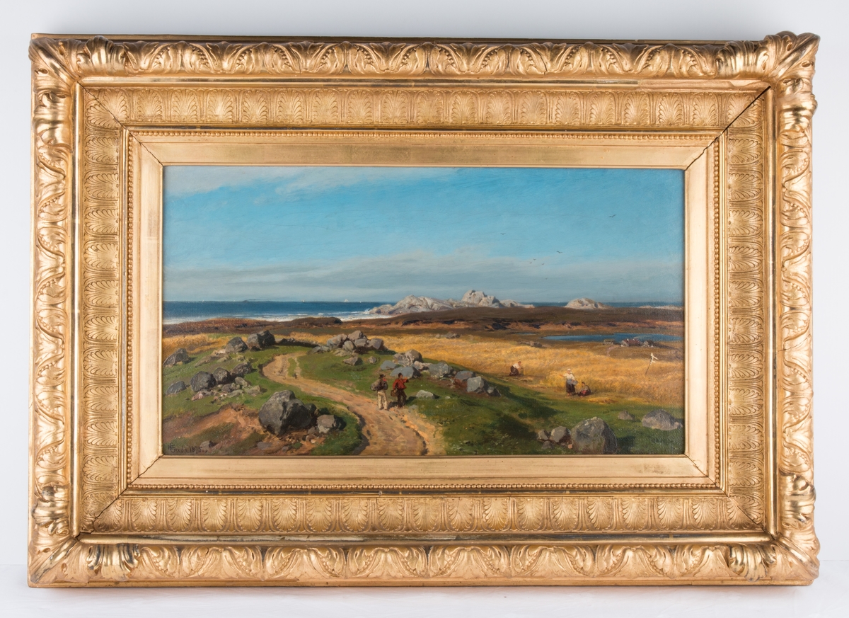 Landskap med mennesker, dyrket jord, gård, båttrafikk og hav.
