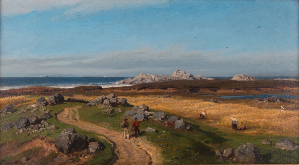 Landskap med mennesker, dyrket jord, gård, båttrafikk og hav.
