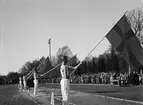 Gymnaster med fanor på Studenternas Idrottsplats