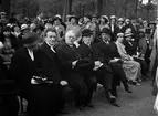 Folksamling, ärkebiskop Erling Eidem på bänken, Uppsala 1934