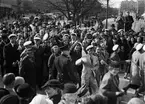 Sista april-firande på Drottninggatan och Nybron, Uppsala 1937