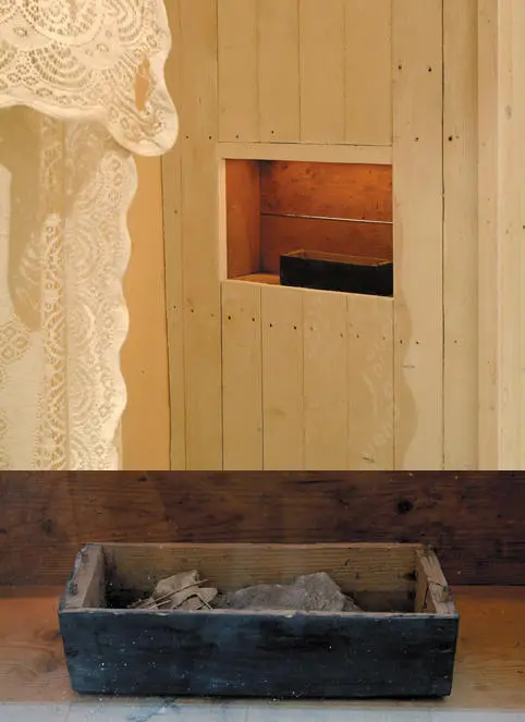 Fotografi av et abortskrin som ble funnet under Vinger kirke. Skrinet har ikke lokk. Utsiden er svart.