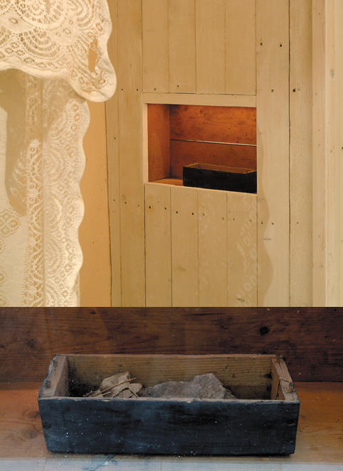 Fotografi av et abortskrin som ble funnet under Vinger kirke. Skrinet har ikke lokk. Utsiden er svart.