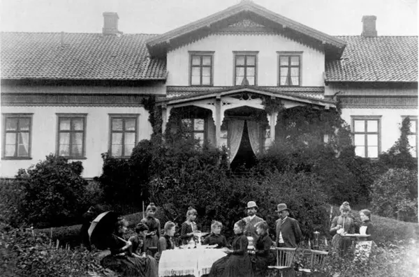 Hageselskap hos familien Juell.