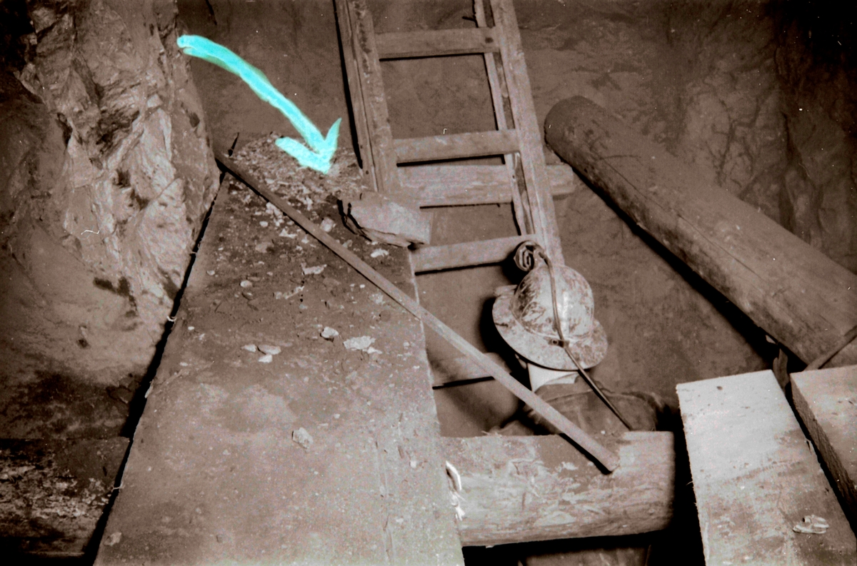 Farlige forhold og farlige arbeidsmetoder i gruva. Bildet viser en stein som kan falle ned en stige.