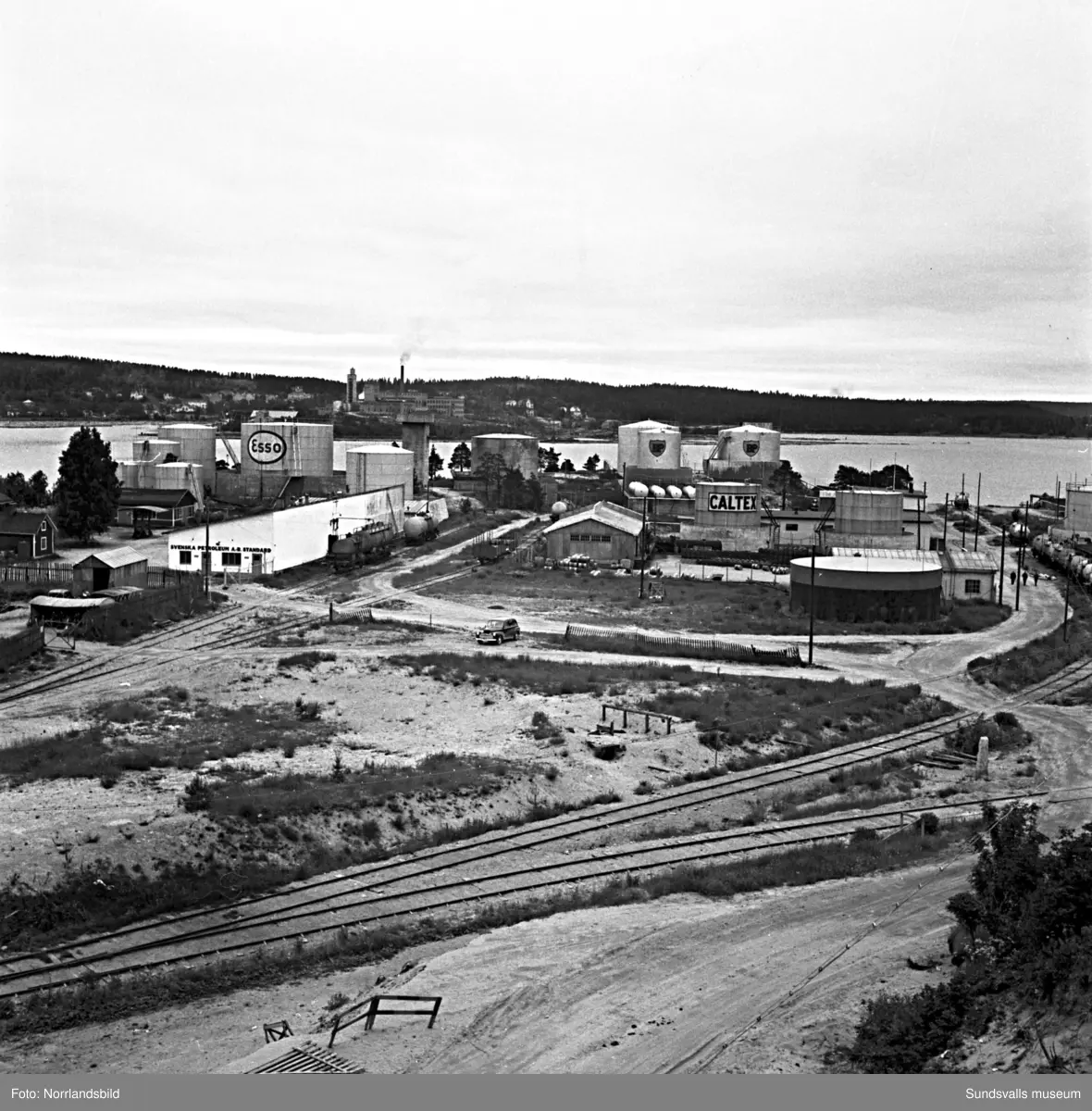 En serie bilder från den stora husflytten på Skönsmon 1949 då man flyttade prästgården från området vid Vindskärsvarv, över landsvägen och järnvägen till en ny tomt invid kyrkogården.