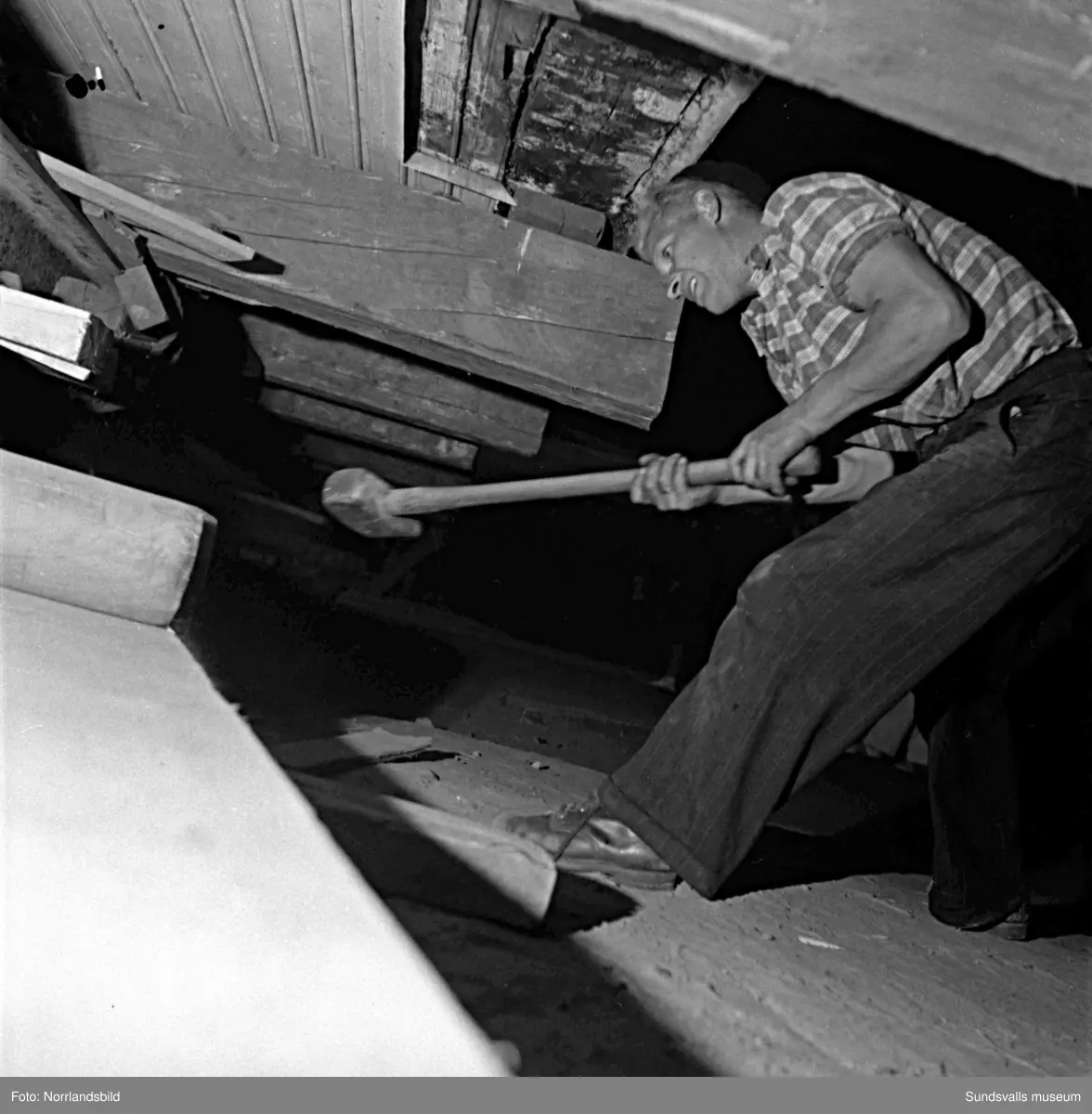 En serie bilder från den stora husflytten på Skönsmon 1949 då man flyttade prästgården från området vid Vindskärsvarv, över landsvägen och järnvägen till en ny tomt invid kyrkogården.