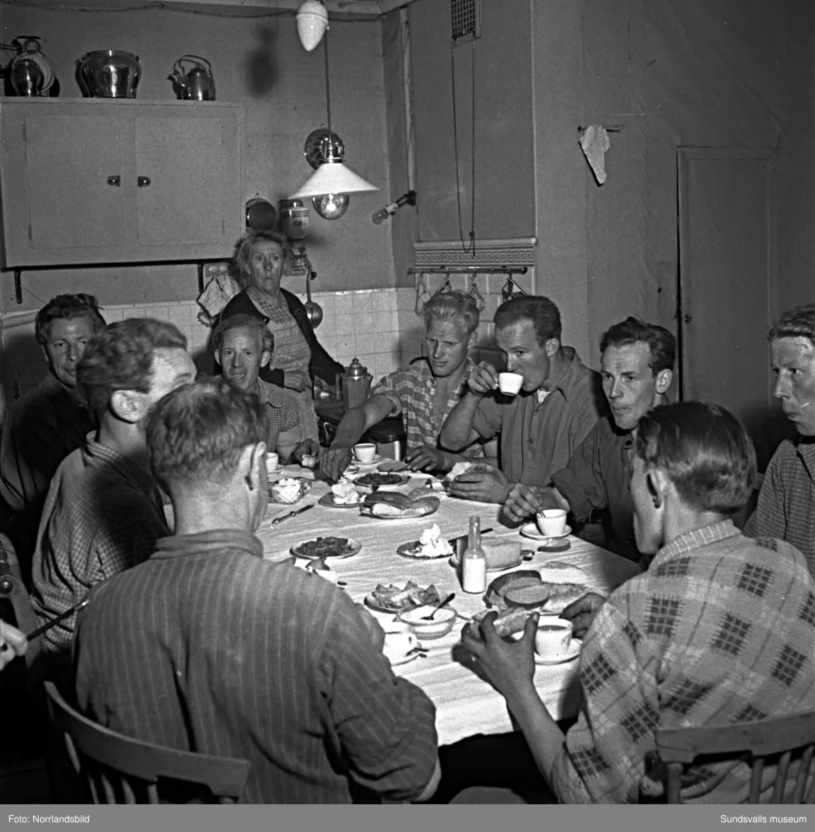 En serie bilder från den stora husflytten på Skönsmon 1949 då man flyttade prästgården från området vid Vindskärsvarv, över landsvägen och järnvägen till en ny tomt invid kyrkogården.