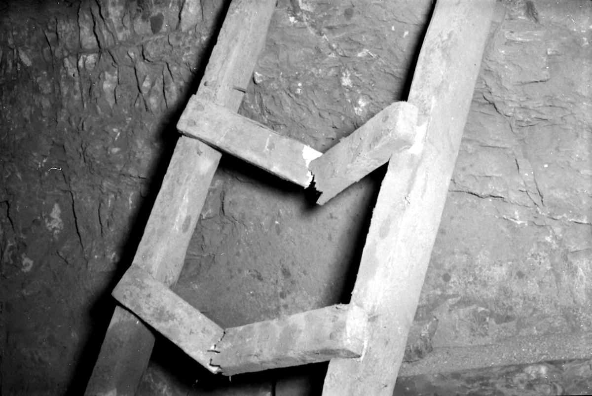 Farlige forhold og farlige arbeidsmetoder i gruva. Bildet viser brudd i en stige.