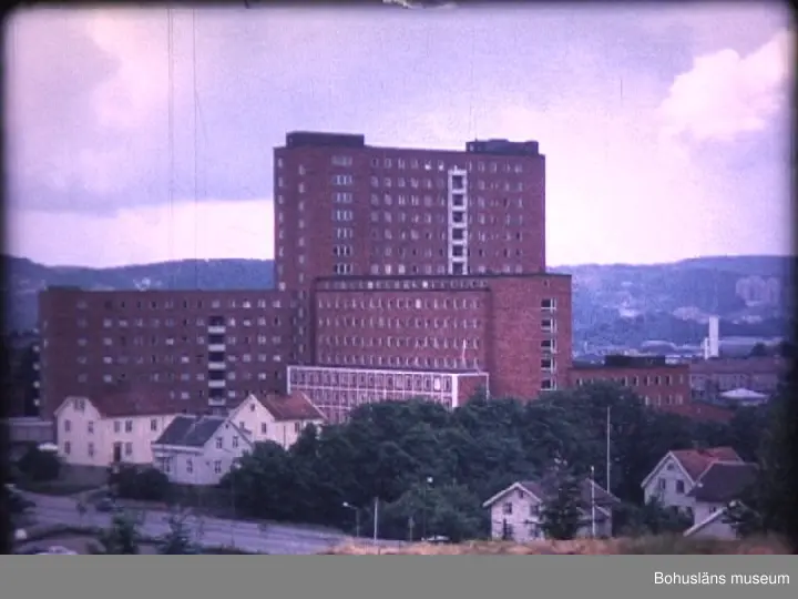 1) Invigning, Uddevalla Lasarett. Invigningen av lasarettet, (den 19/6 1963) 
0000 Lasarettets entré.
0020 Lasarettsbyggnaden från Underåsområdet (nordvästra fasaden) t.v. Annegretebergsgatan. I centrum port till bisättningsrummet, t.h. panncentralen.
0028 Södra fasaderna samt sköterskebostäderna, t.h. gamla BB och gamla ögonkliniken.
0046 Lasarettet mot nordost; t.v. husen vid Annegretebergsgatan nr. 2-4 samt Fjällvägen 17~19  (Uttmans)  och 21.
0057 t.v. Kv. Ägir 17 (Fjällvägen 28) samt höghuset Bävedalsväge tillhöriga Uddevallahem och byggda 1957. I förgrunden Lelångenbanans gamla järnvägsbank.
0101 Inre hamnen; tv. Ångbåts AB Bohuslänska Kustens kontorsbyggnad Gamla hamnstationsbyggnaden är nedriven.
0103 tv. gamla Tullhuset med kajen vid ”Sannes Mage"; på Kålgårdsbergets västra sluttning ligger vid vita fläcken övre inseglingsfyren till inre hamnen.
0110 I förgrunden resten av hamnbangården med ett spår utmed Bävebäcksgatan. Magasinet i mitten flyttat från Kampenhofsområdet vid Västerlånggatan. I bildens mitt husen vid Bratt t.v. gamla gasverkets kontorsbyggnad nordost om Bävebäcksgatan, numera kontor för Mattssons-företagen. I fonden lasarettets höghusbyggnad.
0130 I förgrunden OK-IC-tappen vid 5trömstadsvägen 26. T.v. i bildkanten Västra- Sveriges Slakteriförenings (VSS) nygamla kontorsfastighet i kv. Silentz.
0136 Uddevalla Centralstation och lasarettets höghus i bakgrunden.
0148 Rivningsarbeten på lasarettsområdet.
0157 Stadsfullmäktiges ordförande Einar Dahl, samt ordf. i landstingets byggnadskommitté, Anders Eliasson.
0210 I mitten Riksdagsmännen Gunnar Gustavsson och Einar Dahl t.v. statsrådet Rune Johansson.
0222 Överläkaren vid ögonkliniken Gösta Brändstedt.
0258 I mitten Landstingsman Axel-Ivan Andersson, Uddevalla och t. därom Ture Pettersson, landstingsman och ordf. i verkstads-klubben vid Uddevallavarvet, t.v. kommunalrådet Otto Hermans
0321 T.v. den tidigare överläkaren vid kirurgkliniken och styres-mannen vid lasarettet Louis Andersson; t.h. (med hatt) fru Melita Lohk, maka till lasarettets arkitekt Elmer Lohk. 
Vid lasarettets invigning fanns c:a 200 gäster i stora matsalen enl. tidningen Bohusläningen d. 20/6 1963; kostnaderna uppgick till c:a 60 miljoner kronor för byggnaderna.
0333 Riksdagsman Gunnar Gustavsson.
0339 Överläkare Anders Larsson vid Öron-Näs- och Halskliniken; i bildens mitt.
0346 t.h. Överste Gunnar Smedmark, Bohusläns Regemente.
0549 Fru Margot.   Sköldborg, Uddevalla, kommunal förtroendeman och landstingsman.
0555 Folke Hurtig, rektor i Uddevalla; t.h. Einar Dahl.-
0604 Fröken Agnes Thorburn, sjukgymnast vid lasarettet och dotter till dir. Charles Thorburn, konsul och chef för Ångbåts AB Bohuslänska Kusten.
0608 Vaktmästare Alban Bucklin vid lasarettet.
0643 Prosten Gerhard Frank, Uddevalla.

2) Första Maj -tåg mot Folkets Park (1943 eller1944)
0000 Regementsmusiker t.v. Sven Lång och t.h.? Stare.
0001 Fanbärare Typograf Frank Jansson.
0008 T.v. i första ledet Einar Dahl och statsminister Per-Albin Hansson.
0010 Axel-Ivan Andersson, kommunalman och chef för Folkets Park. (med keps på huvudet)
0011 (i bildens mitt och barhuvad) Redaktör Frank Eriksson, chefredaktör, tidningen Kuriren Uddevalla samt ordf. i Brandstyrelsen.
0012 (i bildens mitt; fanbärare i ljus rock) Bertil "Texas" Andersson, Uddevalla, sedermera ombudsman i Kommunalarbetareförbundet.
0023 Statsminister Per-Albin Hansson (i mitten)
0025 Stadsfullmäktiges ordf., Riksdagsman Einar Dahl i talarstolen
Vid pianot musikdirektör Carl-Gustav Andersson, tillika organist i Uddevalla Kyrka samt nothållaren,  vaktmästaren i Folkets P: Wille Lidell.

3) Drätselkammarens ledamöter på inspektionsresa 1946.
0059 T.v. f.d. stenhuggaren Sigfrid Thulin med keps, Axel-Ivan Andersson och Arvid Högström, grosshandlare.
0102 Drätseldirektör Emil Sahlgren. (Jakobsbergsområdet).

4) Vägar på Stadsfjället.
0139 Emil Sahlgren, Arvid Högström, Robert Schwartzman, Svante Paulsson (stadsarkitekt), Axel-Ivan Andersson (ordf. i Drätselkammarens tekn. delegation).
5) Grusgropen Groröd.
0209 Statsrådet "Kinna" Eriksson.
0215 Henry Hansson, fastighetsingeniör på drätselkammaren.

6) En fläck i stadsbilden.
0001 ”Centralgaraget" vid Brattgatan (i bildens mitt) = vulcaniseringsverkstad och garagebyggnad.  I byggnaden inrymdes Erik Hanssons bilfirma, i bakgrunden synes skorsten och gasklocka vid Uddevalla Gasverk.
0004 I bakgrunden - Kampenhofs skorsten och fabriksbyggnad.
0010 I bildens mitt Herrljungabanans gamla lokstallar och längre bort Rybergska tegelhuset vid södra hamnen.
0014 Pipfabriken SKAPI i kv. Tunnan vid Karl-Gustavsgatan; ägare dir. Max Schwab.
0015 Skansberget och därframför "Hemmet för gamla och sjuka sedermera arkitektfirman HLM:s kontor; tv. Segerdahls skrotfirma, som flyttat från Bomgatan nära teaterplantaget.
0020 Gullmarsberg 13 dec. 1946.
Drätseldirektör Emil Sahlgren med stövlar i vattnet.
