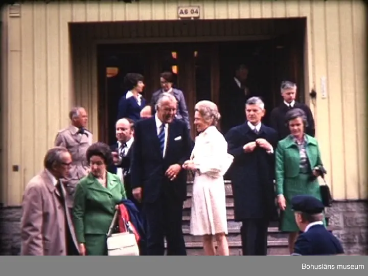 Svenska flaggans dag 1975. 
0000 Gustavsberg.
0004 Prins Bertil anländer tillsammans med landshövding Erik Huss.
0017 På väg från badrestaurangen på Gustavsberg fr. v. stadsfullmäktiges ordf. Arne Johansson, Prins Bertil, dir. Ingvar Trogen (Uddevallavarvet), dir. Johan Schrel. (vd. Uddevallavarvet), Adjunkt Georges Moulaison (Barnens Dags-ordf.); på restaurangtrappan kommunalrådet Harry Torneskog.
0106 Ombord på M/s Byfjorden (före ombyggnaden). Fr. v. Kaptenen vid reg. Ragnar Brügge, Dir. Johan Schreil och landshövding Erik Huss.
0114 Uddevalla stads vapen på "gösen" på "Byfjorden"; på väg mot Uddevallavarvets anläggningar.
0120 ”Byfjorden" med polisbåtseskort; i bakgrunden villa "Solhagen" mellan varvet och Sörvik.
0129 Prins Bertil och dir. Johan Schreil; i bakgrunden synes Sörviksudden med gamla fosfatfabrikens byggnader och därbakom nybyggda Sörviksvarvet.
0156 I bakgrunden synes fr. h. Einar Berntsson (fackklubbens ordf. på varvet) samt Sture Johansson, verkmästare, ledande fotbollsspelare och brottare i Uddevalla.
0200 T. h. informationschefen hos Uddevallavarvet N. Gunnar Ohlsson (med gul hjälm).
0231 Interiör från maskinverkstaden på varvet; t.h. diesel-motor under byggnad.
0249 Vy från "Solhagen"; utsikt mot gamla utrustningspiren med Skansberget i bakgrunden.
0315 ”Sörviksvarvet" under utbyggnad med "Skeppsholmspiren och husen på ”Bohusgårdsområdet"  i bakgrunden.
0324 Dir. Johan Schreil informerar Prins Bertil om varvets utbyggnads "Projekt-73" med Sörviksvarvet och dess byggdocka med bockkran.
0336 Dir. Schreil t.h. överlämnar ett skeppsur till Prins Bertil.
0354 Vid varvets gamla kontorsbyggnad "Bäckabo"; i vit mössa varvets mångårige chaufför Calle Pettersson.
0404 Fr.v. Adjunkt Georges Moulaison, Fru Ruth Johansson (maka till kommunfullmäktiges ordf.) Arne Johansson), Prins Bertil, fru Schreil och Arne Johansson.
0427 Gustavsberg. Gamla varmbadhuset numera ombyggt till vandrarhem.
0432 Societetshuset på Gustavsberg.
0456 Adjunkt Carl-Magnus Brorström och hälsoskyddschef Dag Göransson, boende på Gustavsberg.
0541 Firandet av Svenska Flaggans Dag på Gustavsberg med "Societetshuset” i bakgrunden.
0603 t.h. Sune Resénius Uddevalla med dragspel och t.v. violinisten och folkmusikern Henry Wetterström från Orust.
0801 Uddevalla Stadsmusikkår med dess drillflickor i täten; musikkårens ledare Erik Johansson (f.d. musikfanjunkare vid regementet);  i bakgrunden badrestaurangen.
0841 Musikledaren Erik Johansson; i bakgrunden I 17:a fanvakt med regementets fana.
0903 Kommunfullmäktiges ordf. Arne Johansson talar; t.v. Georges Moulaison,  ordf.  i kommittén för Sv.  Flaggans Dag.
0927 Dir. Johan Schreil i talarstolen.