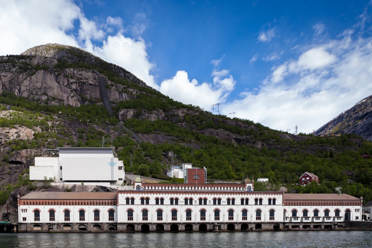 Tysso I kraftstasjon ligg som eit slott ved Sørfjorden i Tyssedal, Hardanger. Første byggetrinn er teikna av arkitekt Thorvald Astrup, og dette var hans første kraftverksoppdrag. Bygget har elementer frå middelalderborger og renessanseslott. Utivdinga av bygget er teikna av arkitekt Victor Nordan.