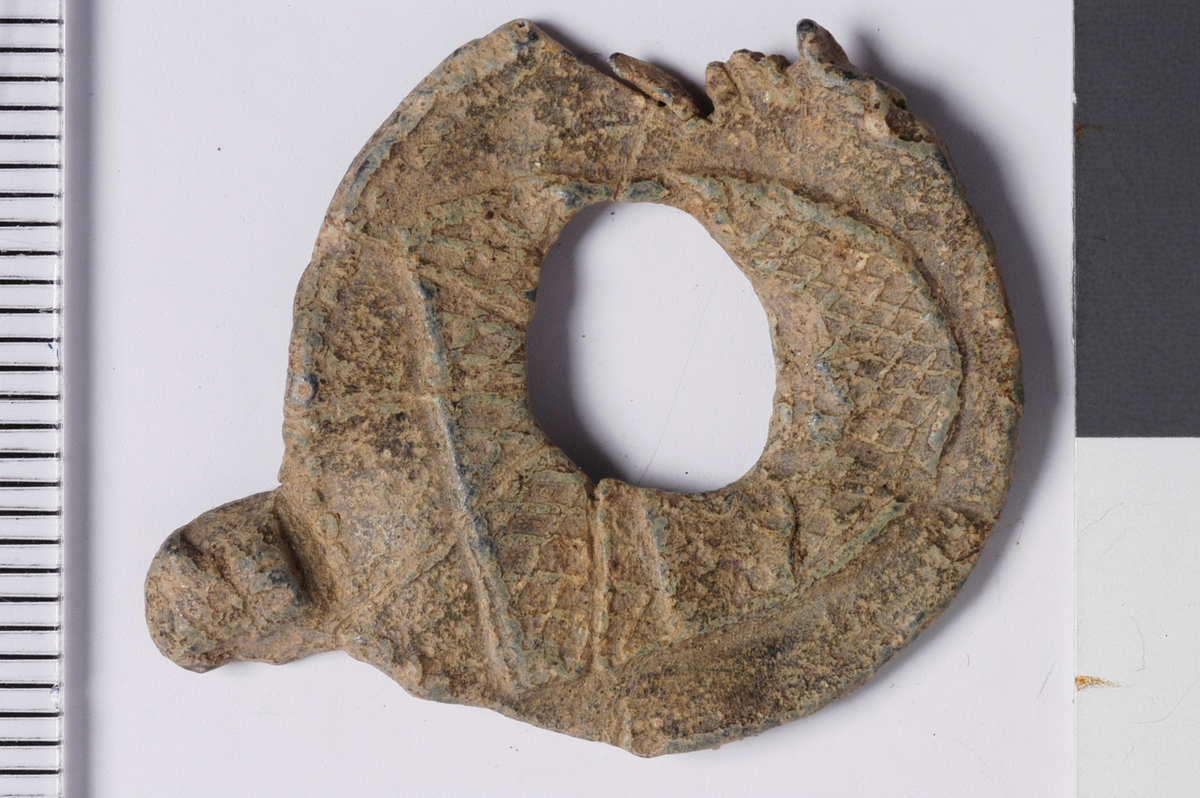 Et stort våpenskjold som er tredelt horisontalt med to skraverte felt og et blankt felt på midten. 