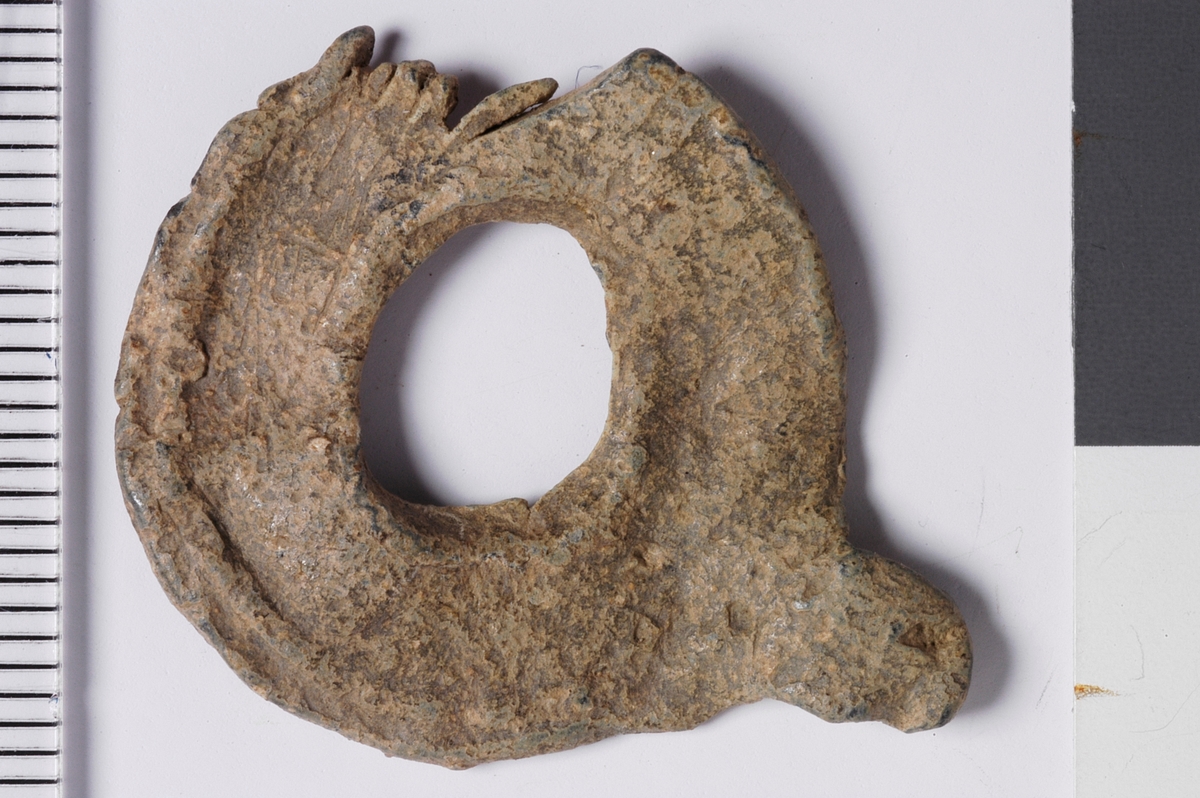 Et stort våpenskjold som er tredelt horisontalt med to skraverte felt og et blankt felt på midten. 