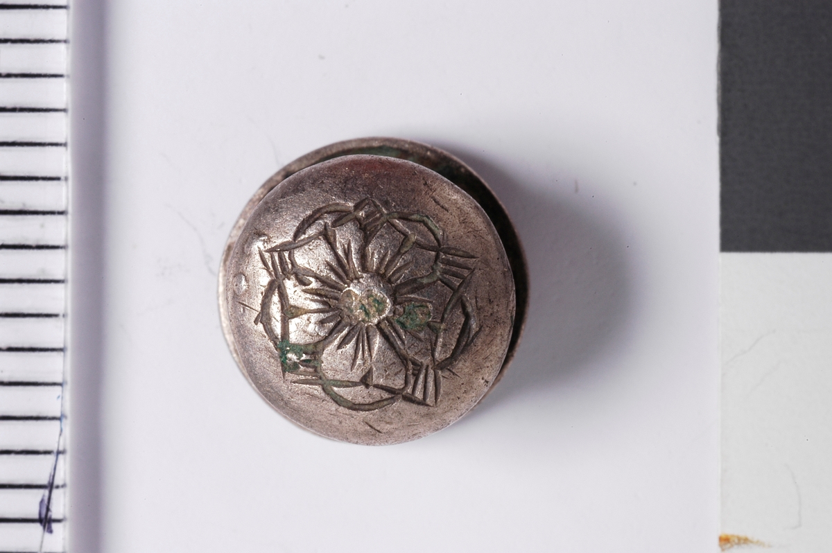 MALV: DIAM. 9 MM, DEN ENE HAR 5-BLADET ROSETT, DEN ANDRE HAR TOBOKSTAVER. J Y. 