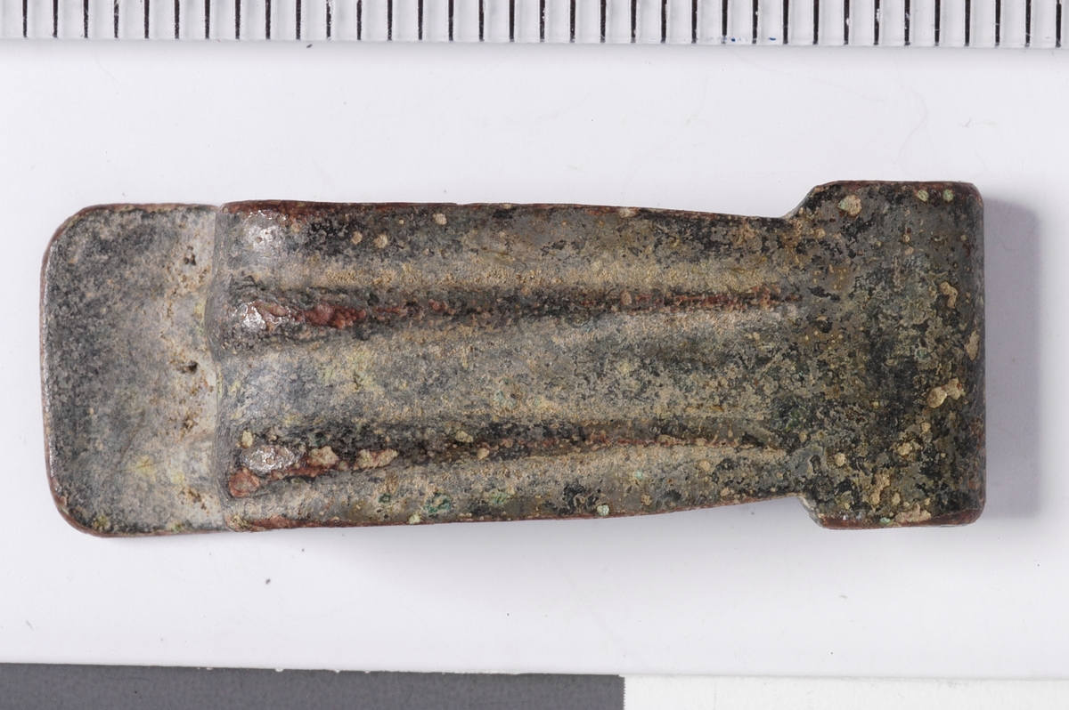 MALV: L. 31  B. 11 MM, BÅNDFORMET MED ENE ENDE OMBØYET TIL HENGSLE OG ANDREBØYET TIL EN ENKEL HEMPE. DEKOR: 2 LINJER I RELIEFF. 