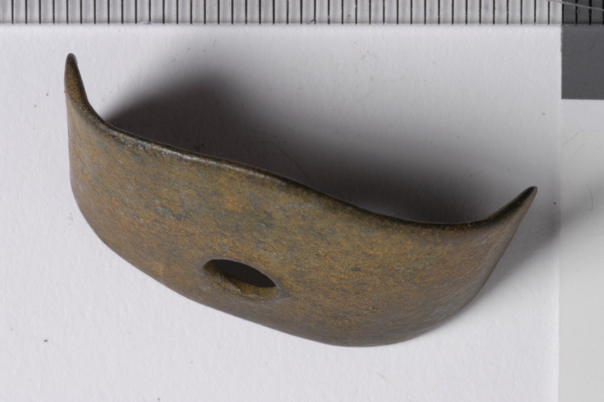 MALV: 33*22 MM, 5-SIDIG. MED ETT HULL. BESLAGET ER BØYET OG OVALTAVRUNDET I HJØRNENE. 