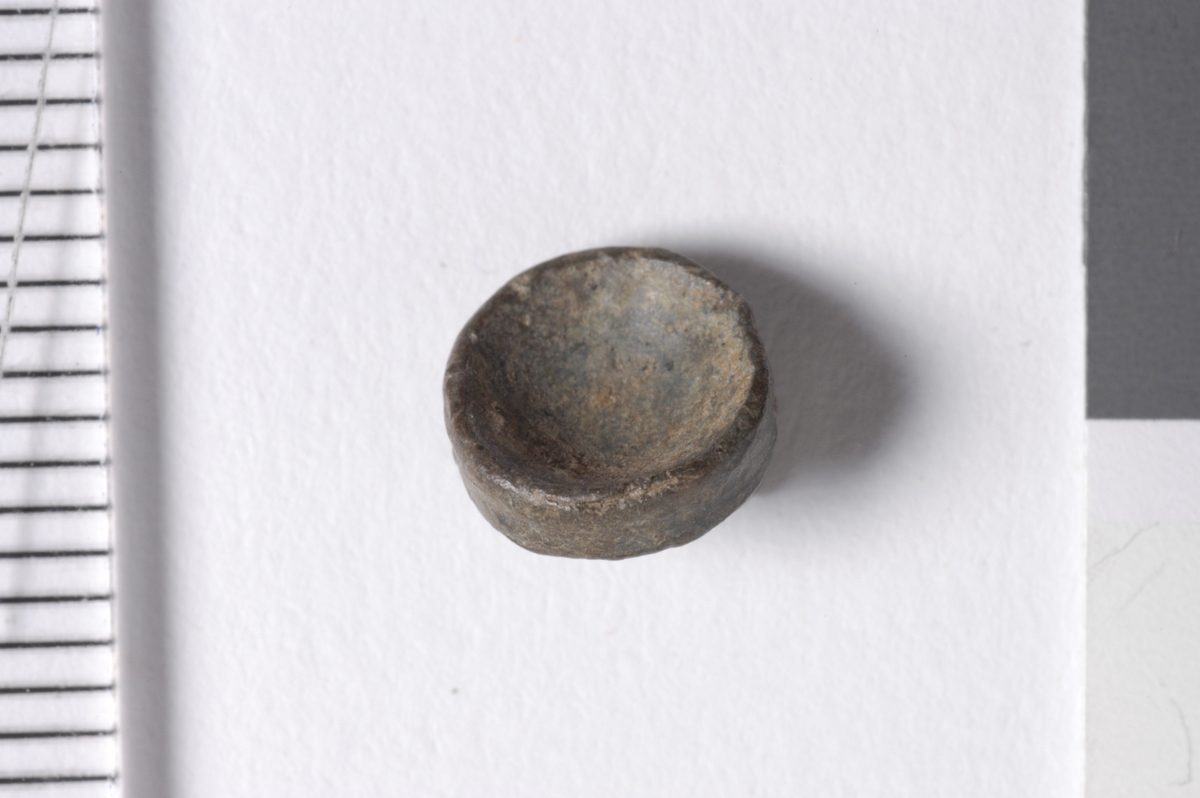 MALV: DIAM. 7 MM, SIRKULÆR PLATE MED KONVEKS OVERSIDE, TO TOPPER PÅUNDRSIDEN. PÅ GAMLE KATET STÅR 02. 536364 HELLE !