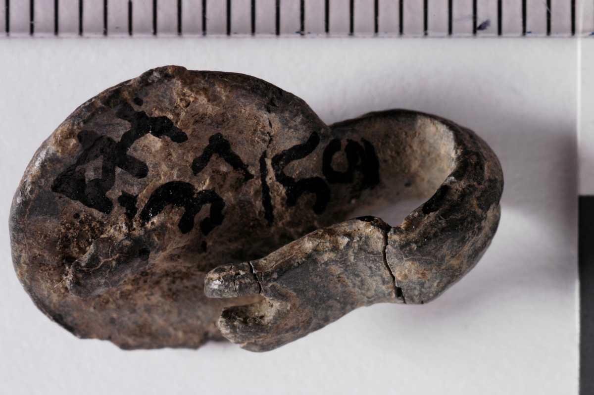 MALV: ST. M. 19, 5  DIAM. 13 MM, KNAPPLIGNENDE FORM MED HEMPE. 