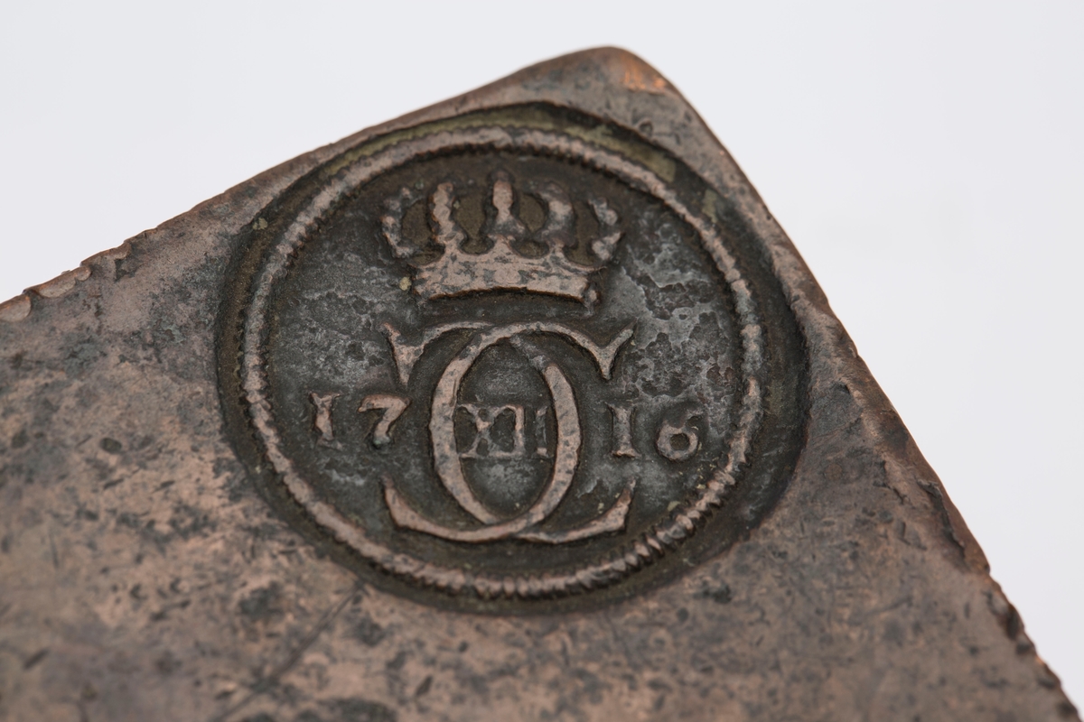 Fire stempler i hver sitt hjørne med Karl XII s monogram.