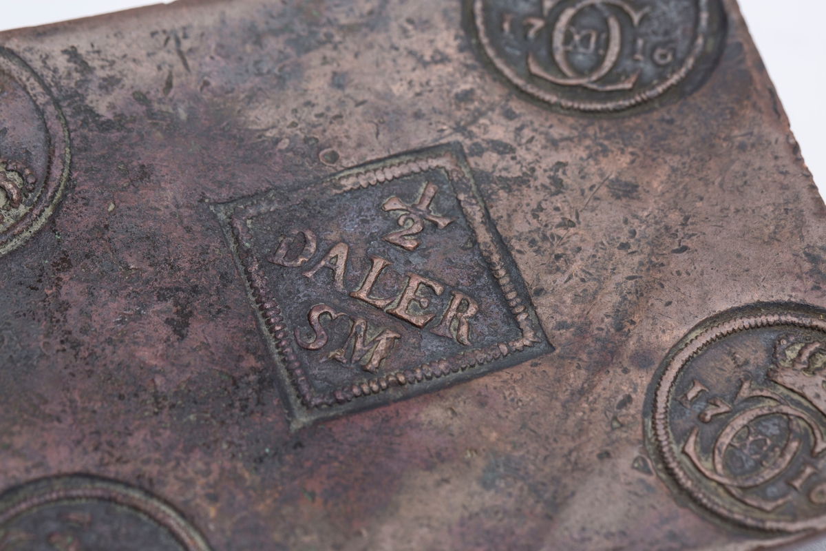 Fire stempler i hver sitt hjørne med Karl XII s monogram.