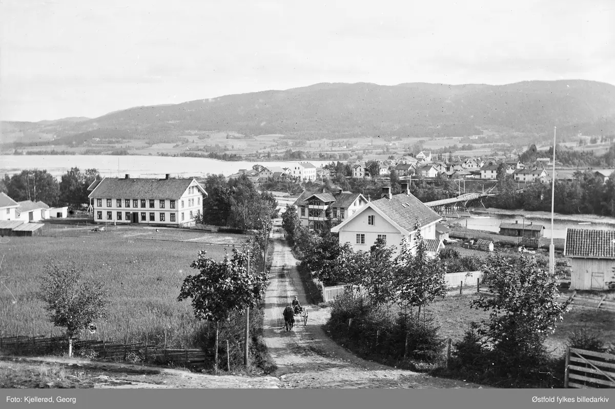 Oversiktsbilde fra Jevnaker. Til høyre  Kyterud bru. Bilde tatt mot Nesbakken, Berger Hotell, senere Borger Bergers Minde, i forgrunnen. Berger hotell som senere ble gamlehjem og fødeklinikk med navnet Borger Bergers Minde. Landhandel til høyre.