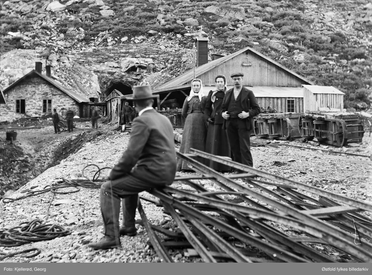 Myrdal stasjon på Bergensbanen. Antakelig senest i 1905, da trafikken mellom Voss og Myrdal startet sommeren 1906.