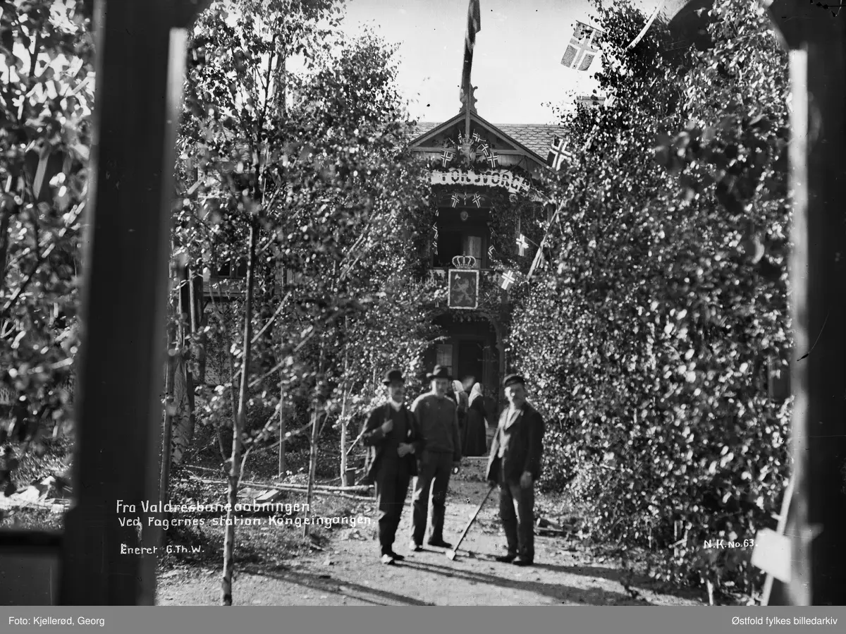 Valdresbanen. Kongeinngangen på Fagernes stasjon ved åpninga i 1906.  Skilt: Alt for Norge.