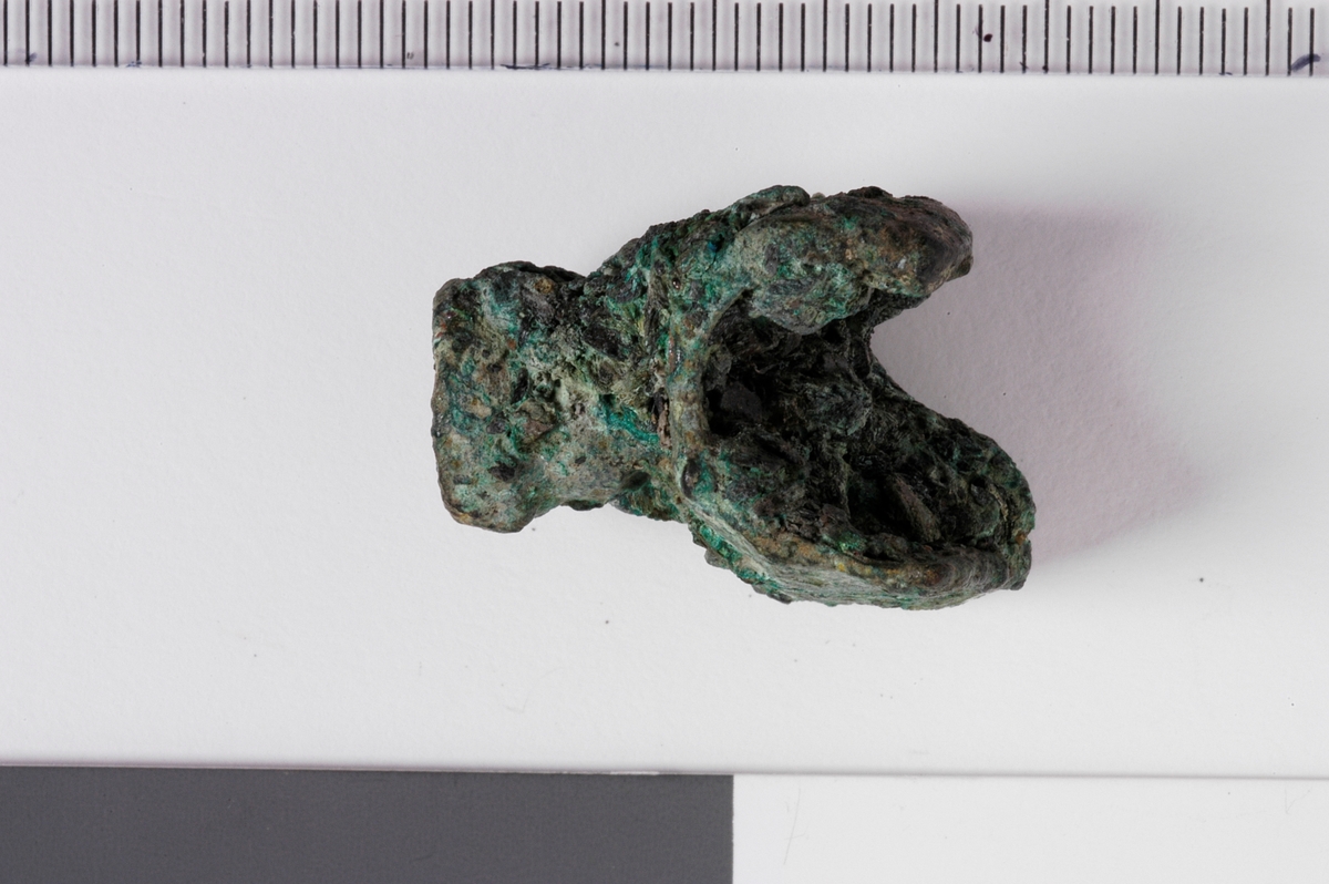 MALV: L. 25, HULLETS DIAM. 18, H. 27 MM, STØPT. 