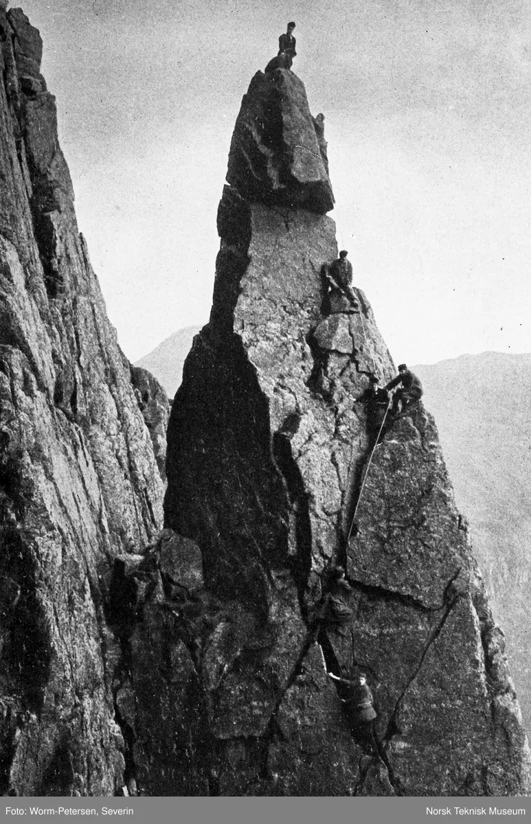 Fjellklatrere nær toppen av et fjell