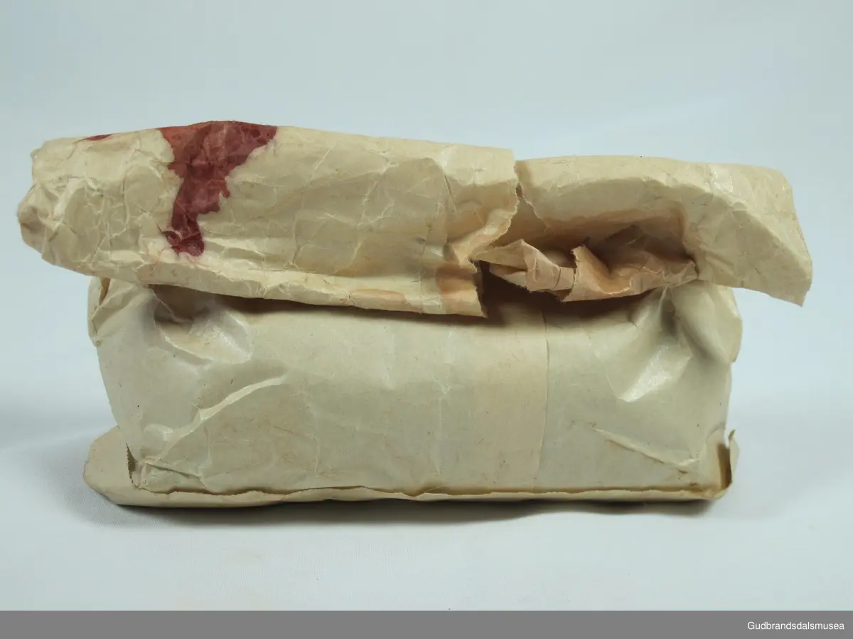 Papirpose med innhold fra Otta apotek, posen inneholder brissel / bressel som er et fargestoff, laget av raspet ved fra brasiltre og andre lignende søramerikanske treslag, en sjelden gang av indiske treslag. Ved tilsetting av forskjellige kjemiske stoffer oppsto rød, blå, fiolett, svart, brun, gul brissel.
Innholdet har farget av på den ene siden.
