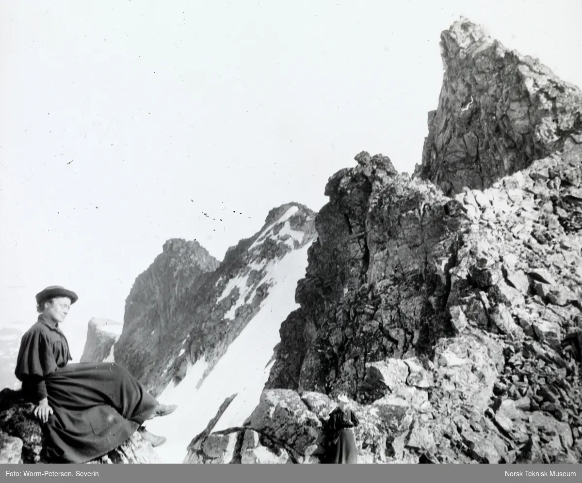 Alette Falck i forgrunnen og Kristine Bonnevie ved Dyrhaugstinden i Jotunheimen