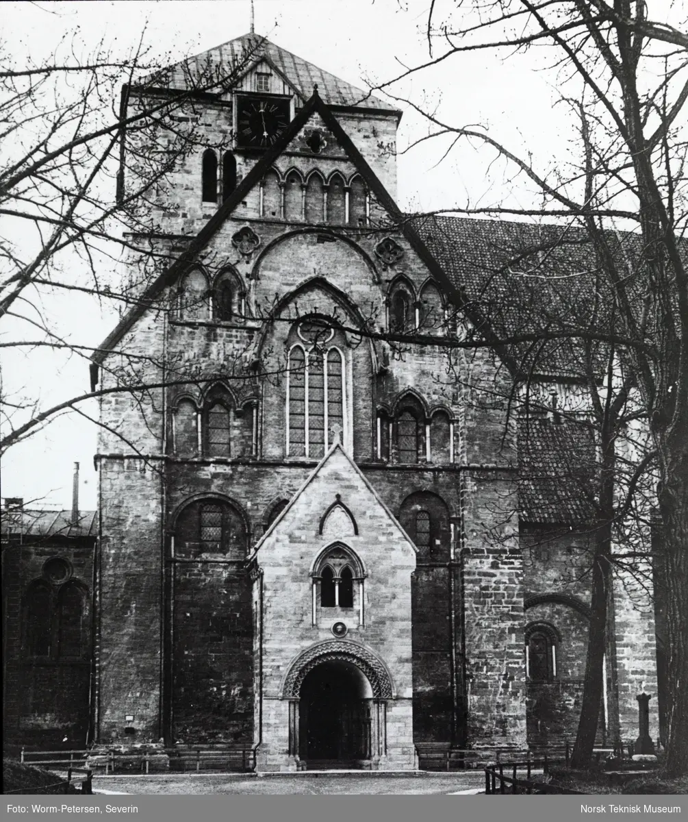 Trondheims domkirke. Nordre inngang.