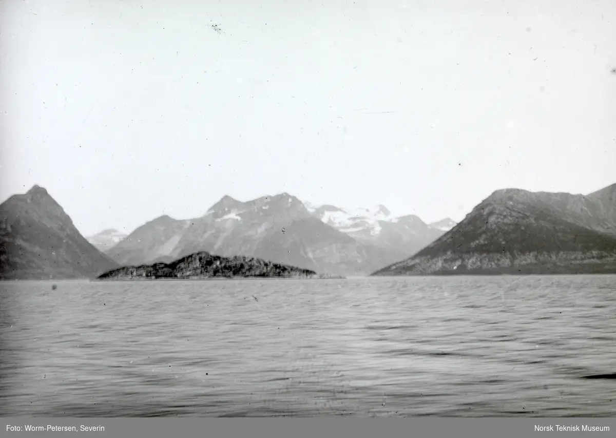 Fjellandskap fotografert fra båt, antatt Nordnorge