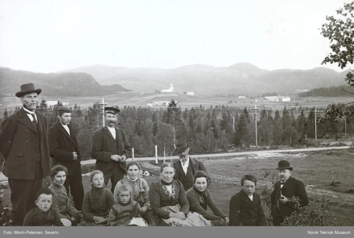 Menneskegruppe fotografert utendørs